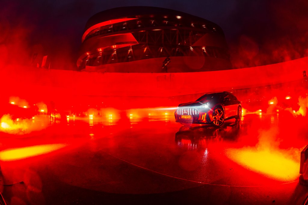   The 140 Festival: Around 15,000 Guests Celebrated the Return of the S-Class Models Bertha, Carl and Gottlieb and the World Premiere of the Mercedes-AMG GT SUV at the Mercedes-Benz Museum